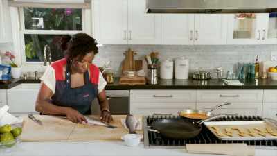 - Now you're just gonna cut here - Selena + Chef