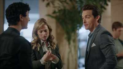 - Now you're talking.
- [ Cellphone vibrating ] - The Rookie: Feds