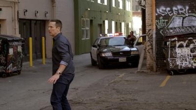 Nowhere to go, Cliff.
Show me your hands. - Bosch