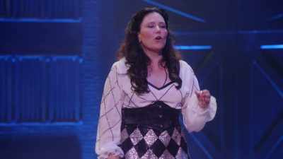 Nu a prestat servicii în zona aia, - Alex Borstein: Corsets & Clown Suits