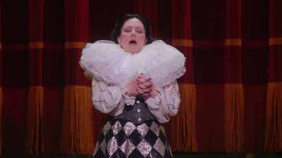 Nu cânt Amazing Grace. - Alex Borstein: Corsets & Clown Suits