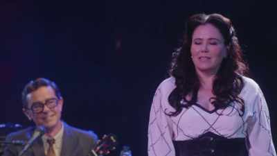 Nu e corect că nu are
alte puteri sau arme. - Alex Borstein: Corsets & Clown Suits