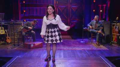 Nu e corect.
Tipii ăștia habar nu au cum e. - Alex Borstein: Corsets & Clown Suits