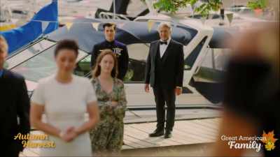Nu pentru că e frumos - A Royal Seaside Romance