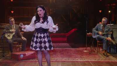 Nu știam cât de mult s-a schimbat,
iar Eric m-a ajutat. - Alex Borstein: Corsets & Clown Suits