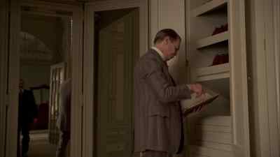 Nucky, we have an emergency.
There's a reporter calling. - Boardwalk Empire