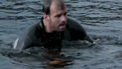 Number eight Aled has failed to open
the supply box. - Celebrity SAS: Who Dares Wins