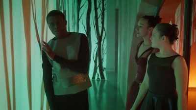 (Nutcracker music plays)
(Jeff) Let's try again.
Uhm, uhm... Hm... - Find Me in Paris