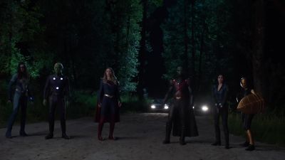 [Nyxly laughs] - Supergirl