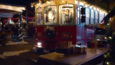 ♪ O Christmas tree,
o Christmas tree ♪ - Holiday Mismatch