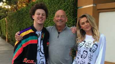 O Randall mandou bem.
Ele realmente ajudou muito. - The Randall Scandal: Love, Loathing, and Vanderpump