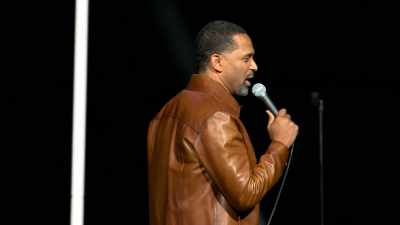 O să înceapă prin a-și scoate verigheta. - Mike Epps: Ready to Sell Out