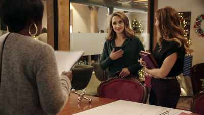 - Obrigada.
- Parabéns também, Darlene. - 'Tis the Season to be Merry