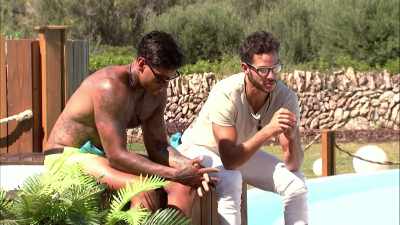 ‐Of all the couples
in here...
‐Does he like her? - Love Island