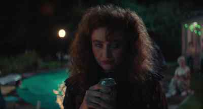 - Of course, oh.
(sign crackles) - Lisa Frankenstein
