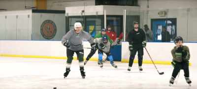 - Off the ice! Get off the ice!
- [chattering] - The Big Door Prize