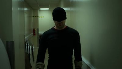 [officer] Agents down.
Repeat, agents down. - Marvel's Daredevil