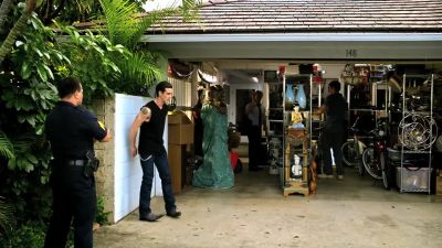 Officer, if he moves, shoot him. - Hawaii Five-0