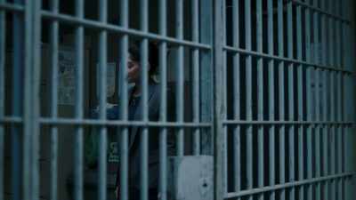 Officer, I'm here to see the defendant. - The Night Of