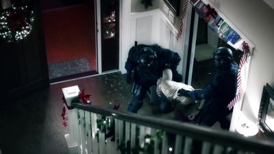 - [officer] On your knees!
- [Jefferson grunting] - Black Lightning