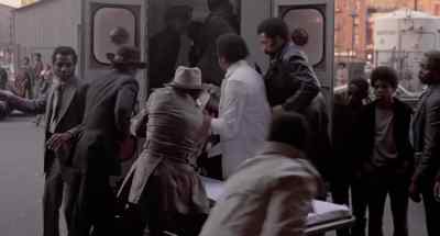 [Officer on loudspeaker]
Everybody stand back. - Hell Up in Harlem