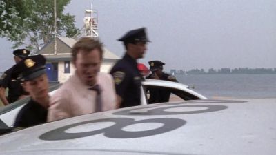 Officer, wait a minute.
Do you know who I am? - Monk