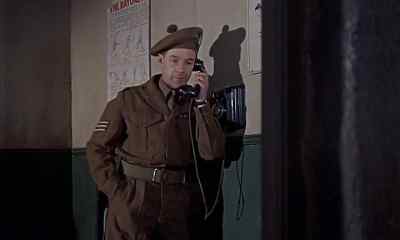 Officers' mess pantry, man.
Quick now. - Tunes of Glory