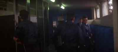 Official police business.
Come on, let's move. - Two Minute Warning