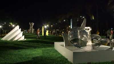 Ofrece mucho para pensar
en su espectáculo, - Blurred Lines: Inside the Art World