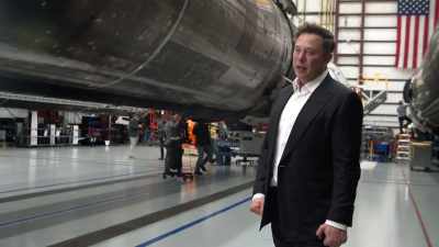 Og nu står vi her med den store ære- - Space Titans: Musk, Bezos, Branson