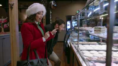 - Oh, a tiramisu cake.
- Yes. - Cloudy with a Chance of Christmas