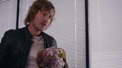 - Oh, babe! Hey!
(Nicola sobs) - Informer 3838