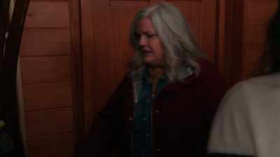 - Oh, this cabinet is...
- This is wobbly. - Girls5eva