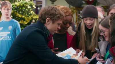 ♪ Oh, captain - Christmas in Notting Hill