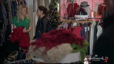 Oh. Check out that tree. Yeah. - Entertaining Christmas