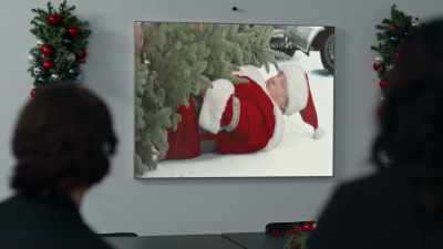♪ Oh, Christmas tree
Oh, Christmas tree ♪ - Holiday Crashers