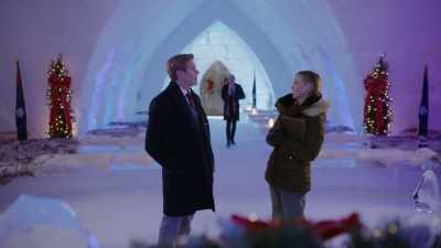 Oh.
(chuckling) - A Royal Christmas Crush