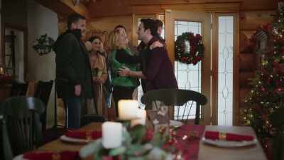 Oh, come here, buddy!
Come here! Hey, hey! - Unwrapping Christmas: Olivia's Reunion