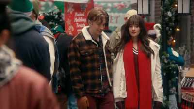 Oh, come on, you can do great.
We got this. - A '90s Christmas