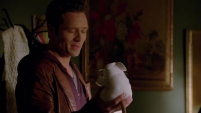 Oh, come on.
You still have this little guy? - Castle