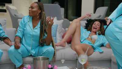 - Oh.
- Did she pee her pants? - The Real Housewives Ultimate Girls Trip