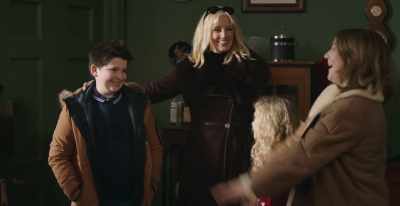 -Oh, don't touch the hair.
-So how was the flight? - Surviving Christmas with the Relatives