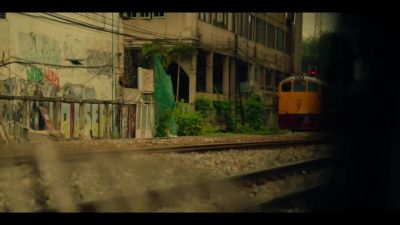 Oh, fuck. There's a train. - No Escape