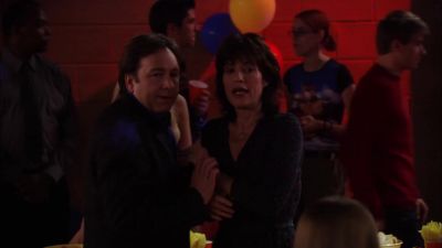 Oh, my God, Cate. Look over there. - 8 Simple Rules... for Dating My Teenage Daughter