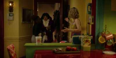 -Oh my God, come.
-Jorge, are you okay? - Katy Keene