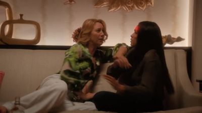 Oh, my God. Get down! Gun!What? - Jane the Virgin