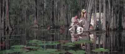 Oh, my God, he's getting away!
After him, Bo! - Gator