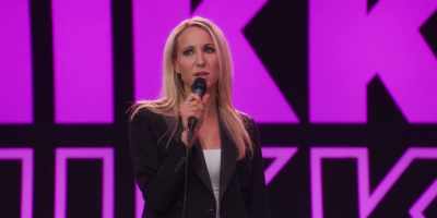 Oh my God, I wonder where
I'm going to store my necklace - Nikki Glaser: Bangin'