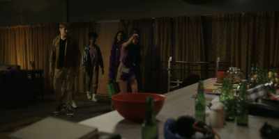 - Oh, my God, I'm so hungry.
Guys, we should make food. - SkyMed