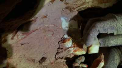 Oh, my God!
Look at this! (LAUGHS) - Outback Opal Hunters